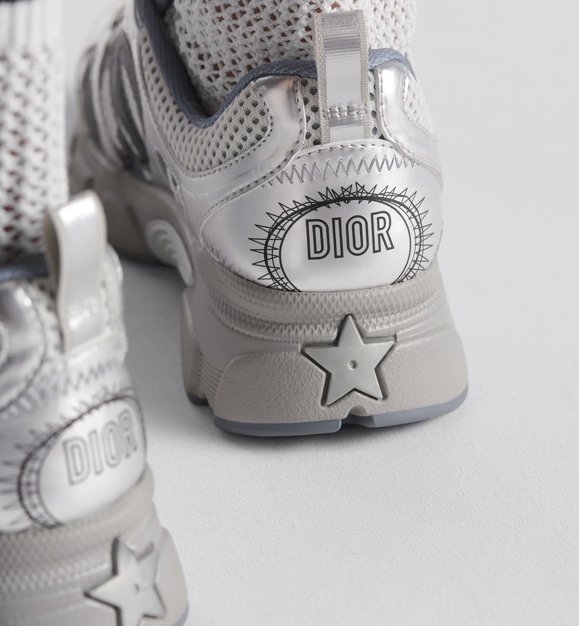 👟👟Ex-factory price 560👟👟 Dior Casual Sports Shoes Dad Shoes This new Dior Chrono sports shoe autumn ready-to-wear series reinterprets running shoes with Dior's high-end style. White and black mesh fabric with leather-effect panels, CD logo on the sides, star patch on the tongue and Dior logo on the heel, many details highlight the style. Using two-color laces, lightweight soles with star decoration, it can create a casual look all year round ▪️Size: 35-40